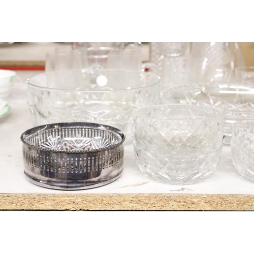 1213 - A LARGE ASSORTMENT OF GLASSWARE TO INCLUDE BOWLS, CUPS, JUGS ETC