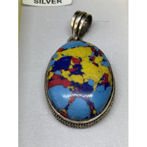 103 - A MARKED 925 SILVER LARGE MULTI COLOURED PENDANT IN A PRESENTATION BOX