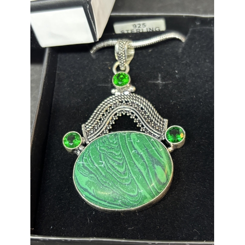 50 - A MARKED SILVER LARGE MALACHITE PENDANT AND CHAIN IN A PRESENTATION BOX