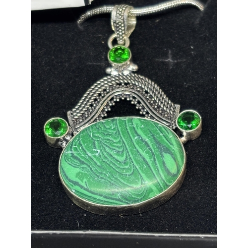 50 - A MARKED SILVER LARGE MALACHITE PENDANT AND CHAIN IN A PRESENTATION BOX