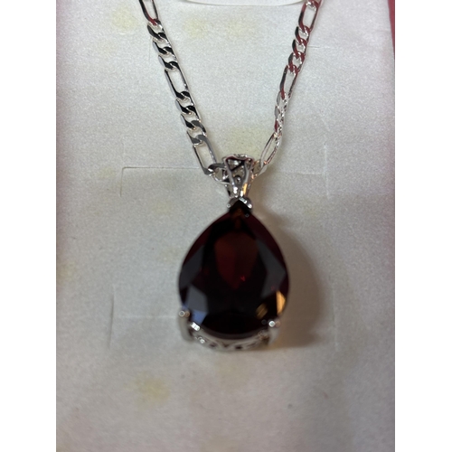 53 - A MARKED 925 SILVER NECKLACE AND GARNET PENDANT IN A PRESENTATION BOX