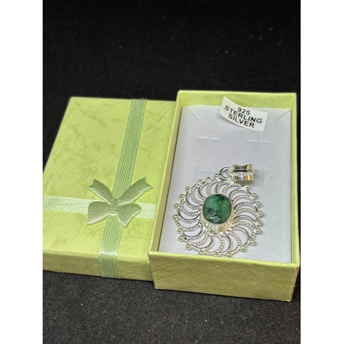 62 - A MARKED 925 SILVER AND EMERALD PENDANT IN A PRESENTATION BOX