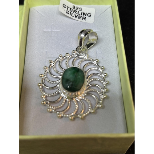 62 - A MARKED 925 SILVER AND EMERALD PENDANT IN A PRESENTATION BOX