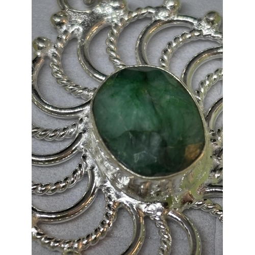 62 - A MARKED 925 SILVER AND EMERALD PENDANT IN A PRESENTATION BOX