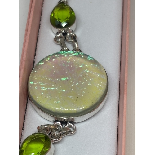 94 - A MARKED 925 SILVER BRACELET PERIDOT AND OPALINE BRACELET IN A PRESENTATION BOX