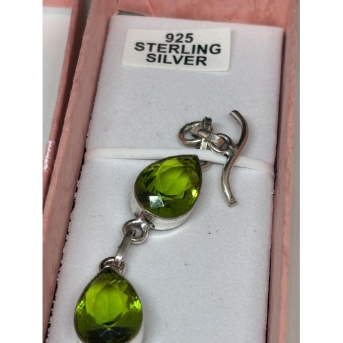 94 - A MARKED 925 SILVER BRACELET PERIDOT AND OPALINE BRACELET IN A PRESENTATION BOX