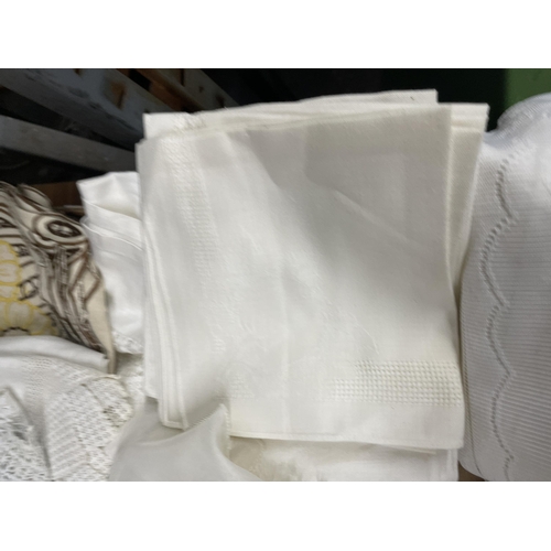 1200 - A QUANTITY OF VINTAGE LINEN AND COTTON ITEMS TO INCLUDE TABLECLOTHS, NAPKINS, ETC