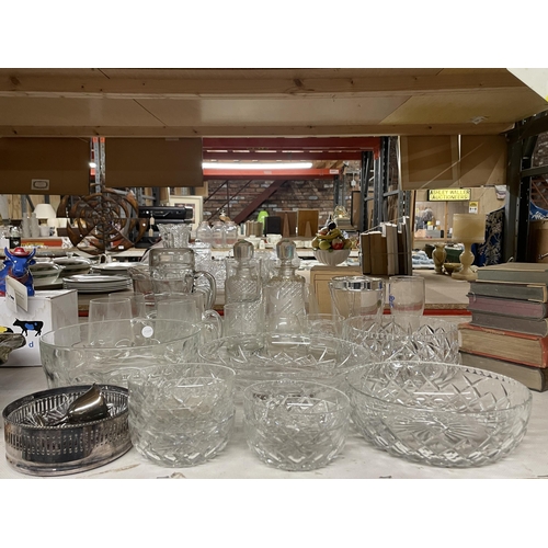 1213 - A LARGE ASSORTMENT OF GLASSWARE TO INCLUDE BOWLS, CUPS, JUGS ETC