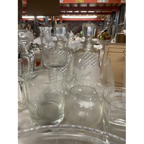 1213 - A LARGE ASSORTMENT OF GLASSWARE TO INCLUDE BOWLS, CUPS, JUGS ETC