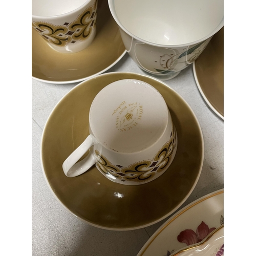 1227 - A QUANTITY OF VINTAGE CUPS AND SAUCERS TO INCLUDE A RETRO ROYAL TUSCAN 