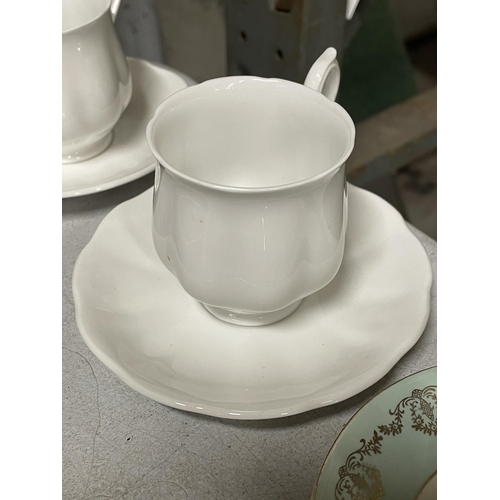 1227 - A QUANTITY OF VINTAGE CUPS AND SAUCERS TO INCLUDE A RETRO ROYAL TUSCAN 