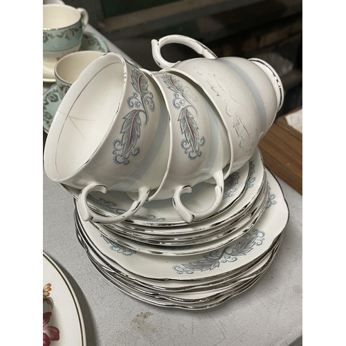 1227 - A QUANTITY OF VINTAGE CUPS AND SAUCERS TO INCLUDE A RETRO ROYAL TUSCAN 