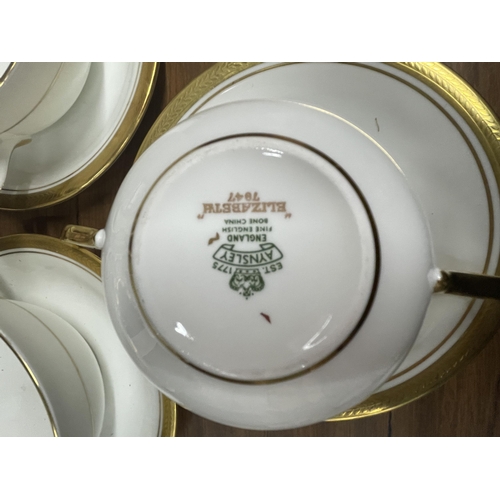 1249 - AN AYNSLEY ELIZABETH PART DINNER SERVICE TO INCLUDE VARIOUS SIZES OF PLATES, BOWLS, SERVING DISH, SO... 