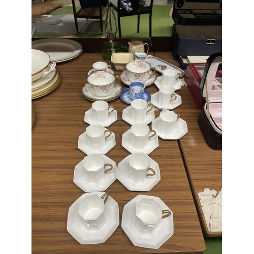 1250 - A MIXED LOT OF CERAMICS TO INCLUDE A COMMEMORATIVE TEACUP AND SAUCER, ROYAL WINTON SUGAR BOWL AND MI... 