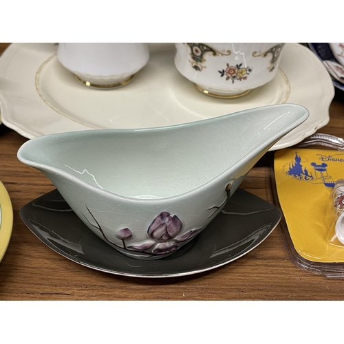 1258 - A LARGE QUANTITY OF DINNER WARE ITEMS TO INCLUDE A PORTMERION CAKE STAND, VINTAGE AND MODERN CUPS, S... 