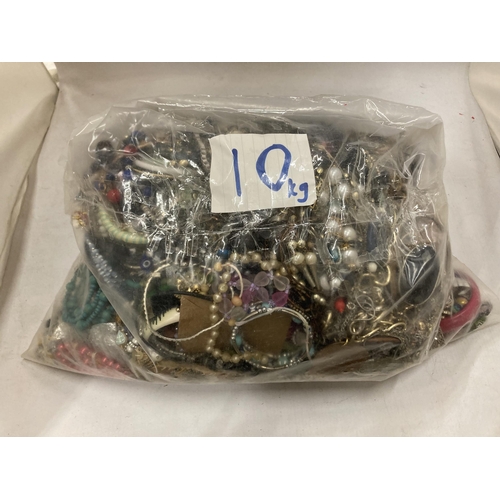 1261 - 10KG OF COSTUME JEWELLERY