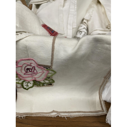 1200 - A QUANTITY OF VINTAGE LINEN AND COTTON ITEMS TO INCLUDE TABLECLOTHS, NAPKINS, ETC