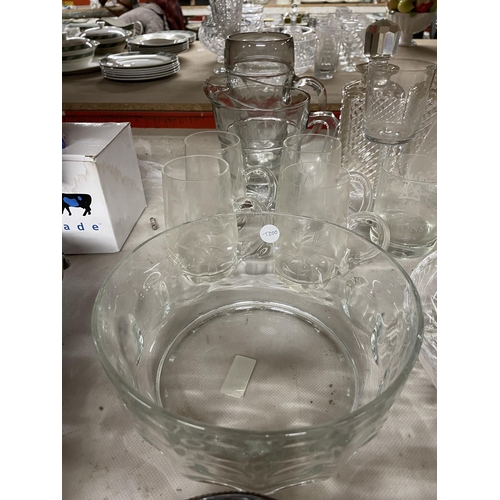 1213 - A LARGE ASSORTMENT OF GLASSWARE TO INCLUDE BOWLS, CUPS, JUGS ETC