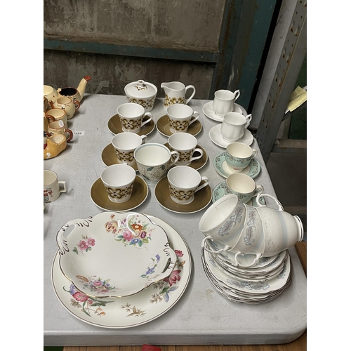 1227 - A QUANTITY OF VINTAGE CUPS AND SAUCERS TO INCLUDE A RETRO ROYAL TUSCAN 