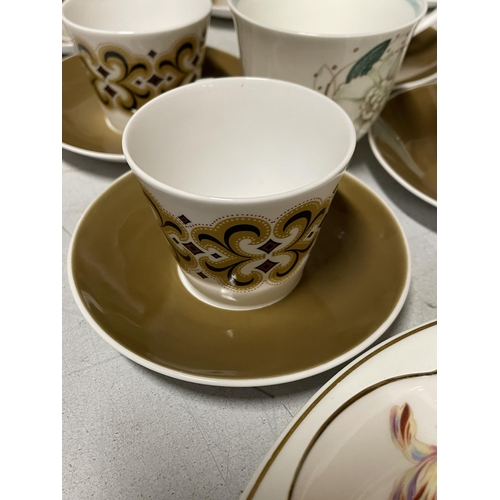 1227 - A QUANTITY OF VINTAGE CUPS AND SAUCERS TO INCLUDE A RETRO ROYAL TUSCAN 