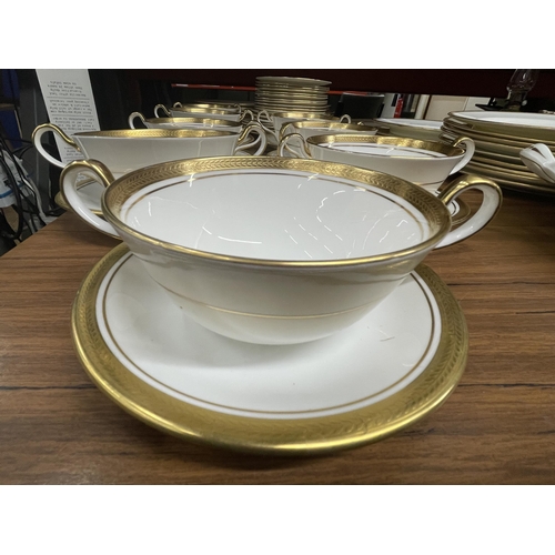 1249 - AN AYNSLEY ELIZABETH PART DINNER SERVICE TO INCLUDE VARIOUS SIZES OF PLATES, BOWLS, SERVING DISH, SO... 