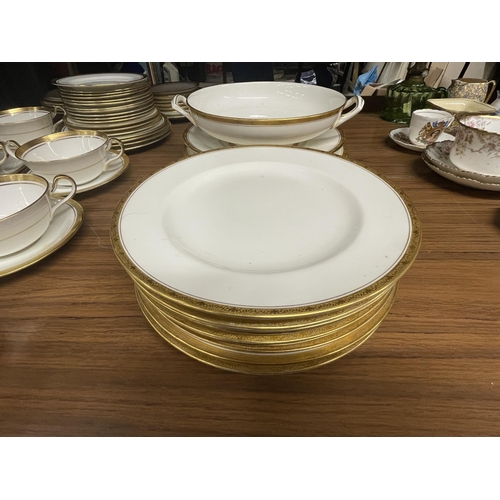 1249 - AN AYNSLEY ELIZABETH PART DINNER SERVICE TO INCLUDE VARIOUS SIZES OF PLATES, BOWLS, SERVING DISH, SO... 