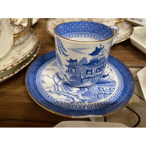 1250 - A MIXED LOT OF CERAMICS TO INCLUDE A COMMEMORATIVE TEACUP AND SAUCER, ROYAL WINTON SUGAR BOWL AND MI... 