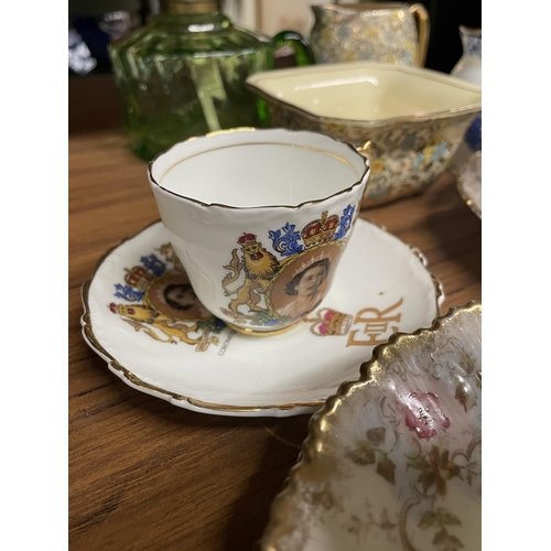 1250 - A MIXED LOT OF CERAMICS TO INCLUDE A COMMEMORATIVE TEACUP AND SAUCER, ROYAL WINTON SUGAR BOWL AND MI... 