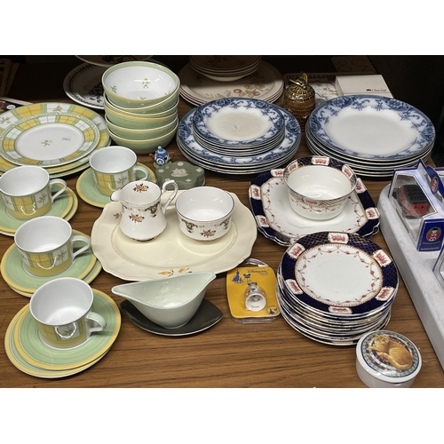 1258 - A LARGE QUANTITY OF DINNER WARE ITEMS TO INCLUDE A PORTMERION CAKE STAND, VINTAGE AND MODERN CUPS, S... 