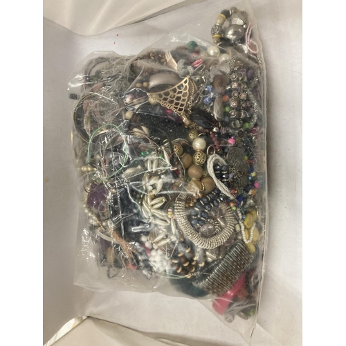 1261 - 10KG OF COSTUME JEWELLERY