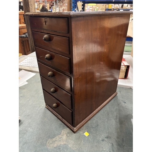 483 - THE MAHOGANY TABLE TOP COLLECTOR’S CABINET HOUSING A LARGE COLLECTION OF GB COINAGE ALL WORLD PLUS M... 