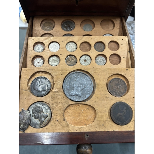 483 - THE MAHOGANY TABLE TOP COLLECTOR’S CABINET HOUSING A LARGE COLLECTION OF GB COINAGE ALL WORLD PLUS M... 