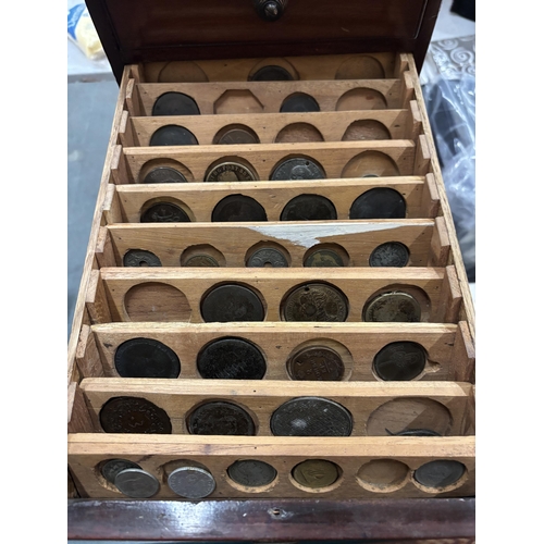 483 - THE MAHOGANY TABLE TOP COLLECTOR’S CABINET HOUSING A LARGE COLLECTION OF GB COINAGE ALL WORLD PLUS M... 