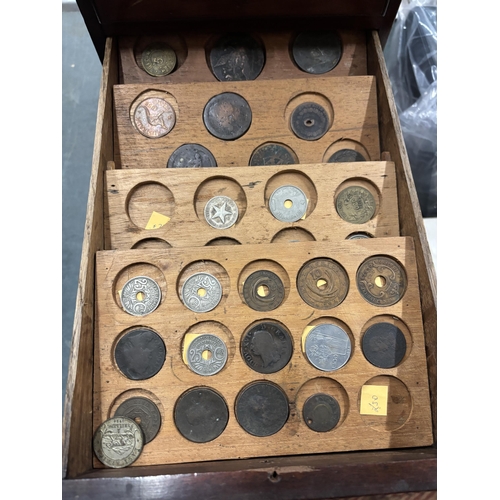 483 - THE MAHOGANY TABLE TOP COLLECTOR’S CABINET HOUSING A LARGE COLLECTION OF GB COINAGE ALL WORLD PLUS M... 