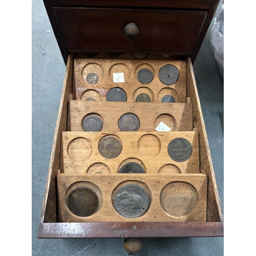 483 - THE MAHOGANY TABLE TOP COLLECTOR’S CABINET HOUSING A LARGE COLLECTION OF GB COINAGE ALL WORLD PLUS M... 