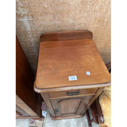 2988 - A VICTORIAN MAHOGANY POT CUPBOARD WITH SINGLE DRAWER AND RAISED BACK