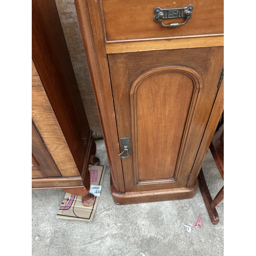 2988 - A VICTORIAN MAHOGANY POT CUPBOARD WITH SINGLE DRAWER AND RAISED BACK