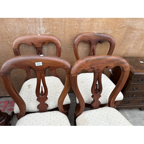 2992 - A SET OF FOUR VICTORIAN MAHOGANY DINING CHAIRS WITH SPEAR POINTED BACKS