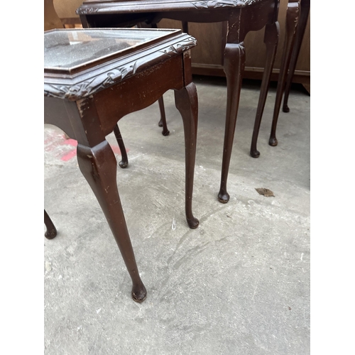 3005 - A NEST OF THREE TABLES ON CABRIOLE LEGS