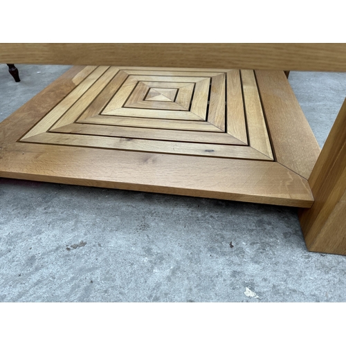 3008 - AN OAK COFFEE TABLE WITH INSET GLASS TOP AND GEOMETRIC DESIGN UNDER TIER 33.5