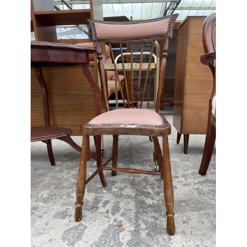 2897 - AN EDWARDIAN STYLE BEDROOM CHAIR AND LATE VICTORIAN CENTRE TABLE