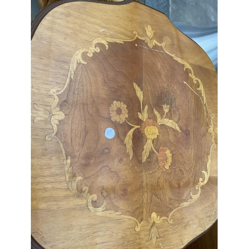 2905 - AN ITALIAN STYLE MARQUETRY TRIPOD TABLE 21