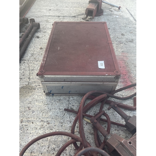 322 - AN AUTOSPOT 2T SPOT WELDER AND A CASE CONTAINING WELDING SPARES ETC NO VAT