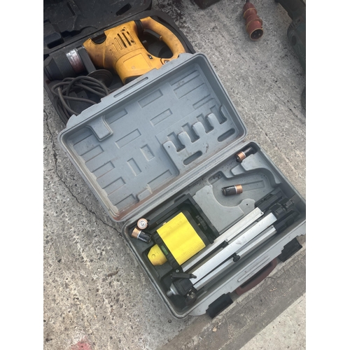 336 - AN ASSORTMENT OF TOOLS TO INCLUDE A SOCKET SET, JCB HAMMER DRILL AND A LASER LEVEL KIT ETC NO VAT