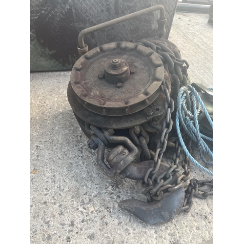 340 - A LARGE HEAVY DUTY BLOCK AND TACKLE PULLEY AND A FURTHER PULLEY WHEEL NO VAT