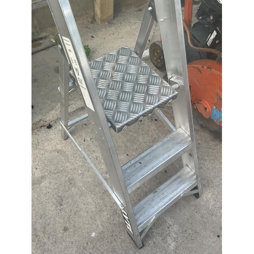 82 - A LYTE THREE RUNG ALUMINIUM STEP LADDER NO VAT