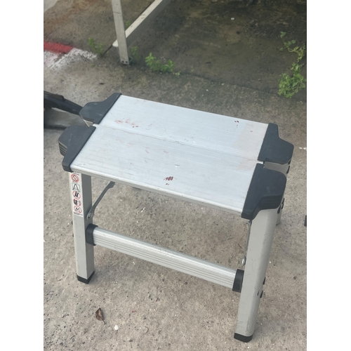 84 - A TWO RUNG NON SLIP DELXO STEP LADDER AND A FURTHER FOLDING ALUMINIUM STEP NO VAT