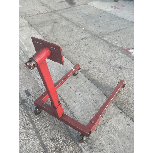 90 - A CLARKE 340KG ENGINE STAND NO VAT