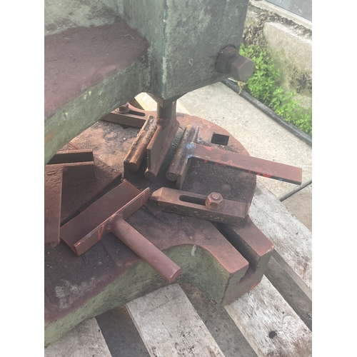 91 - A LARGE HEAVY DUTY NORTON 6DB FLY PRESS WITH VARIOUS BLOCKS AND ATTATCHMENTS NO VAT