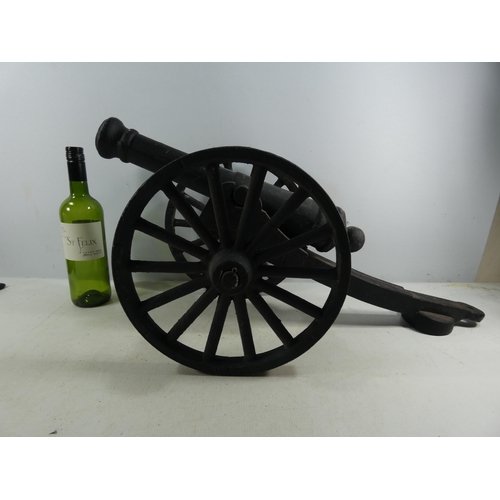 346A - A LARGE CAST IRON NON FIRING MODEL CANON ON CARRIAGE, 44CM BARREL, LENGTH 72CM, HEIGHT 34.5CM